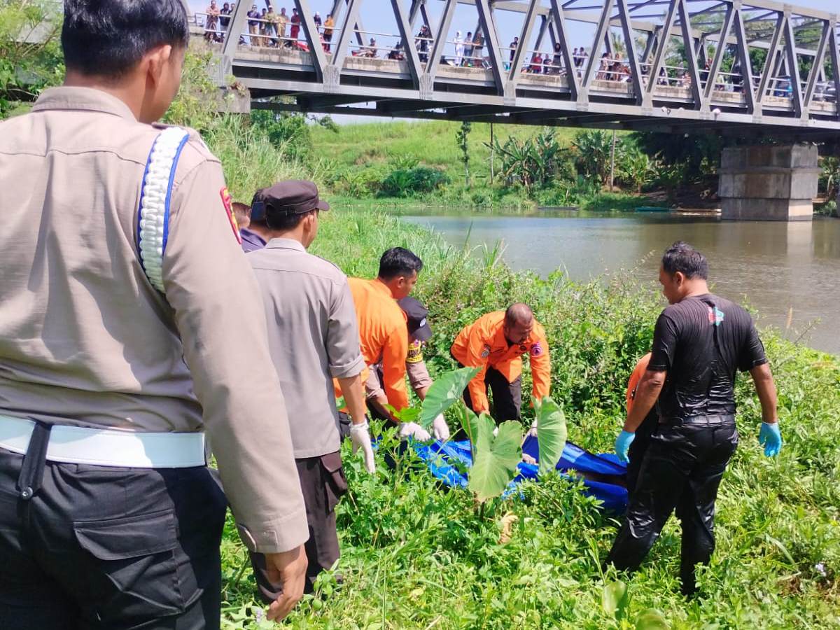 Mayat Pria Tanpa Identitas Ditemukan Membusuk di Bawah Jembatan Kanigoro Malang