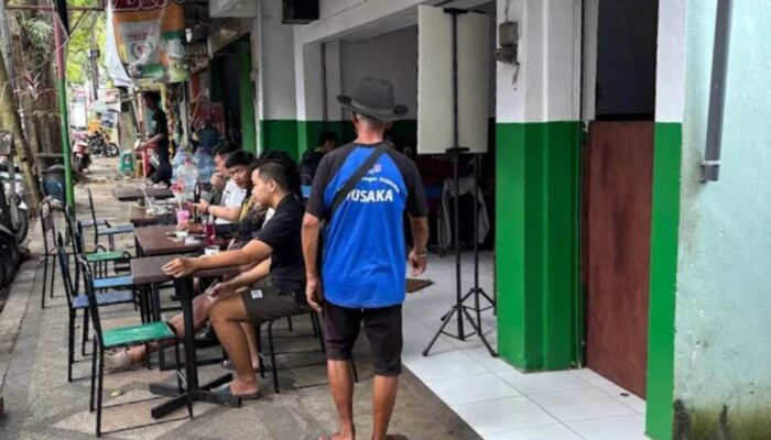 Trotoar Jadi Tempat Ngopi, Warga Keluhkan Warkop Markatam Depan SMAN 1 Kepanjen
