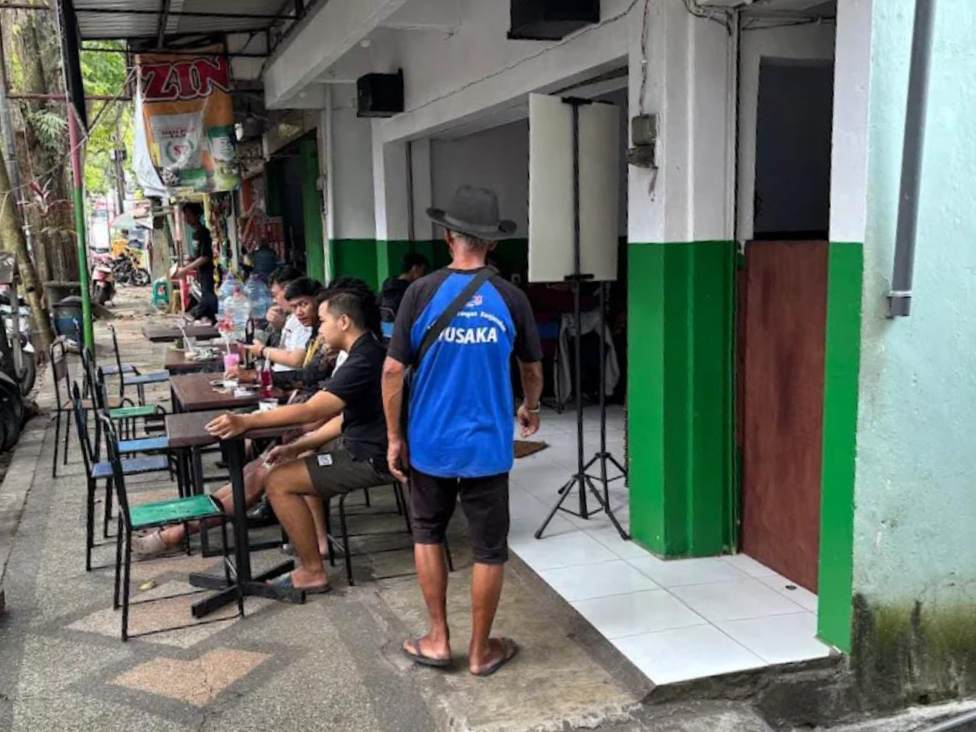 Trotoar Jadi Tempat Ngopi, Warga Keluhkan Warkop Markatam Depan SMAN 1 Kepanjen
