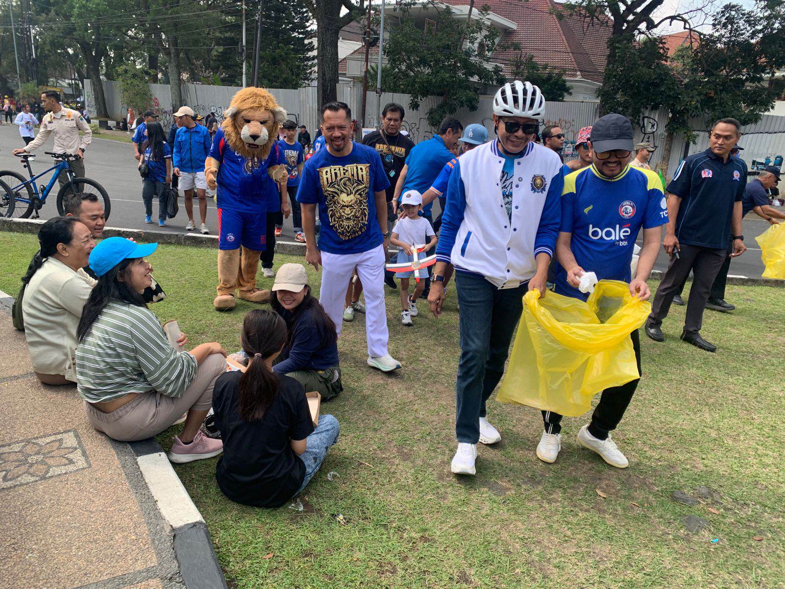 Euforia Arema Menyatu dengan Aksi Nyata: Kota Malang Angkat 2 Ton Sampah di CFD