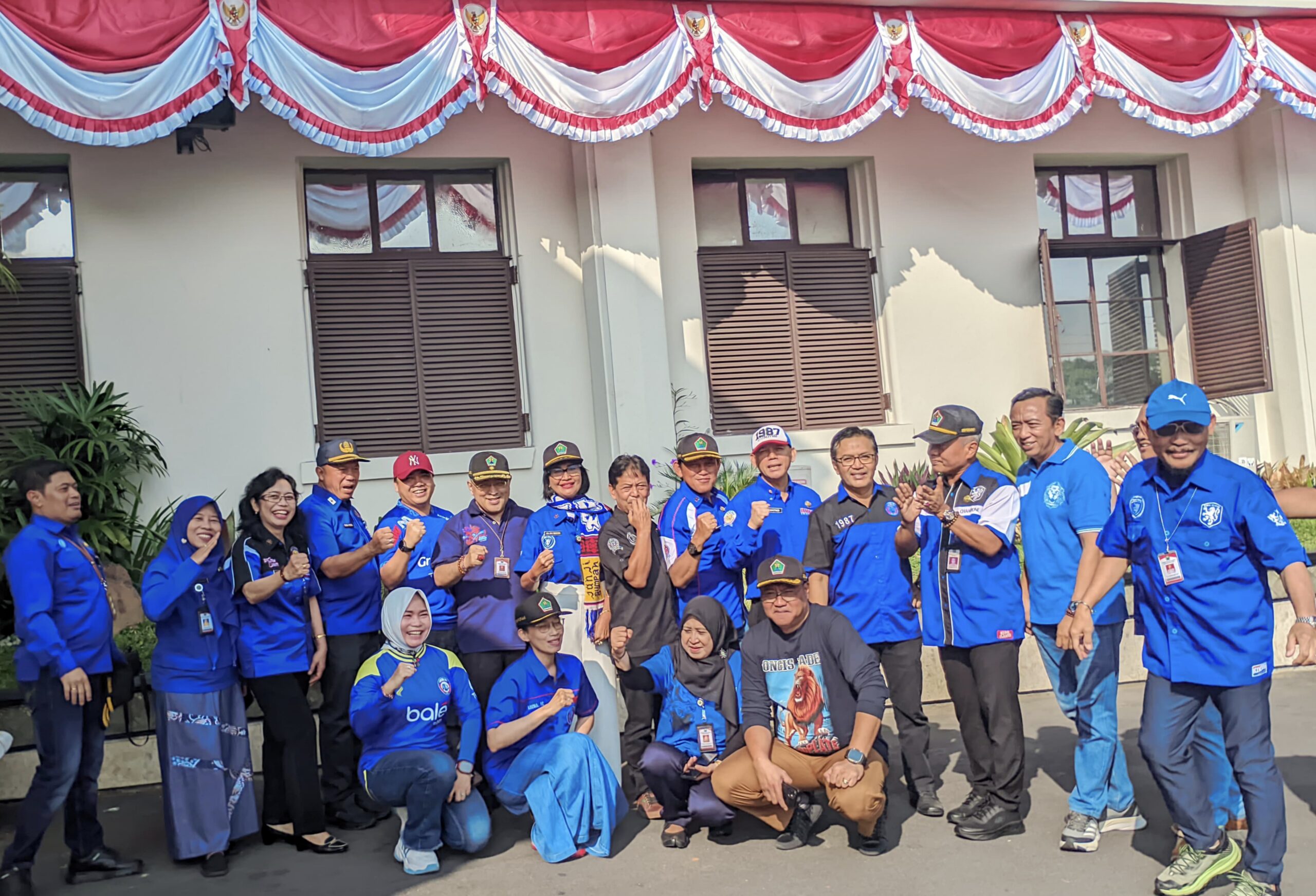 Ratusan Aparatur Sipil Negara (ASN) tampak mengenakan atribut Arema seperti kaus, syal, topi, hingga jaket. Sehingga Halaman Balai Kota Malang pada Senin (11/8/2025) pagi berubah menjadi lautan biru.
