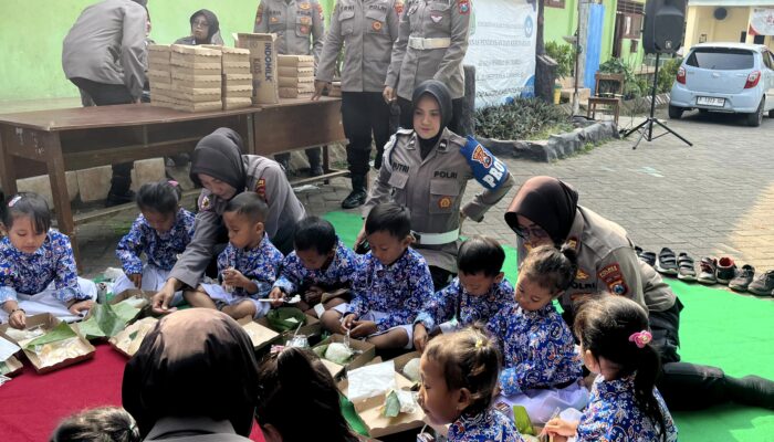 Polwan Polres Pasuruan Rayakan HUT ke-77 dengan Aksi Sosial untuk Warga