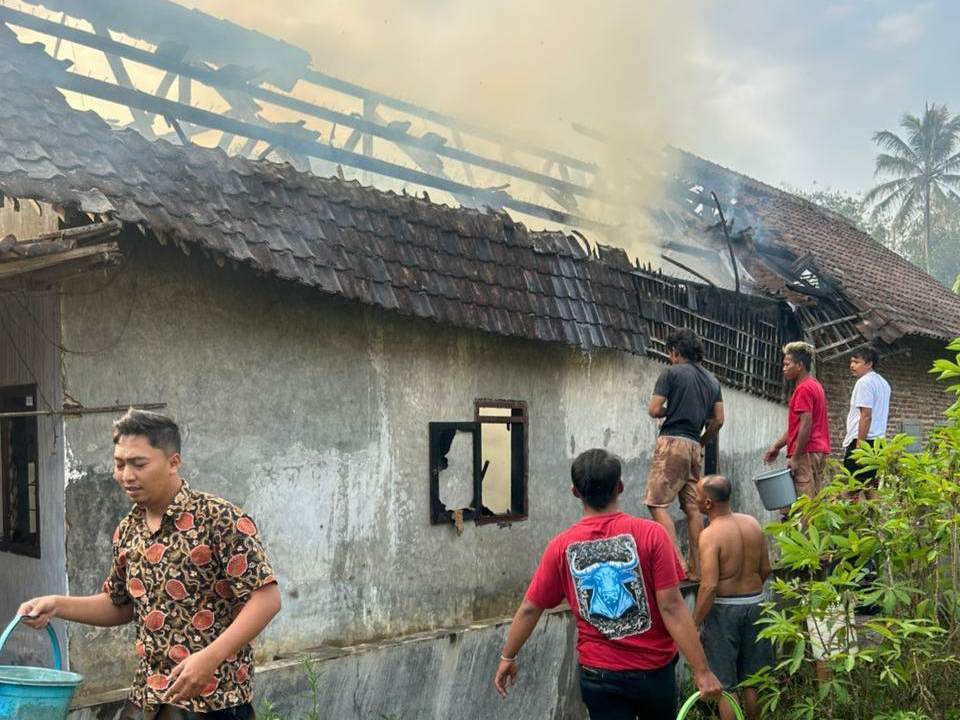 Korsleting Listrik Disusul Angin Kencang, Rumah di Pakis Malang Ludes Terbakar