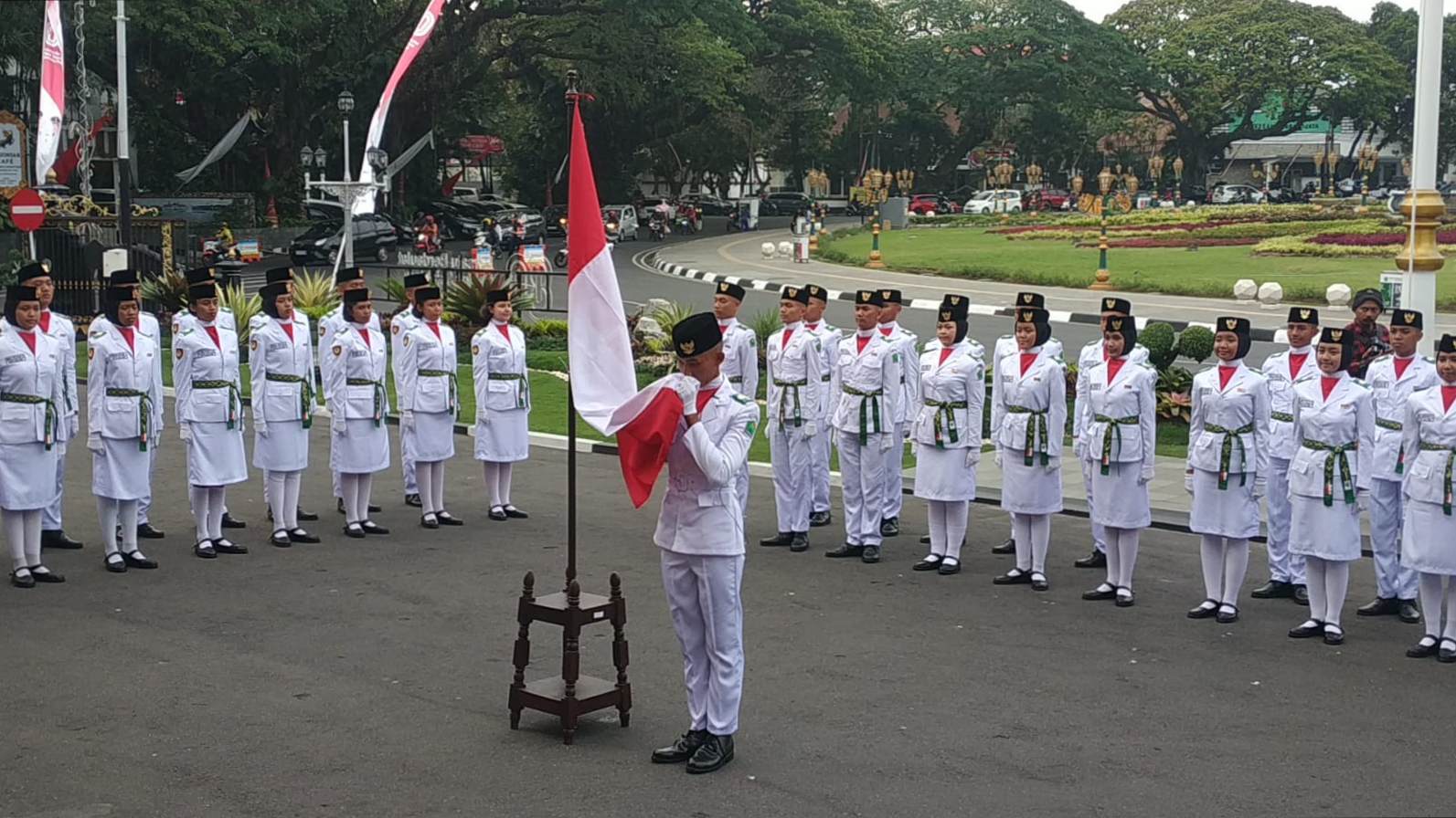 76 Calon Paskibraka Kota Malang Ikrarkan Sumpah Setia kepada NKRI di Balai Kota