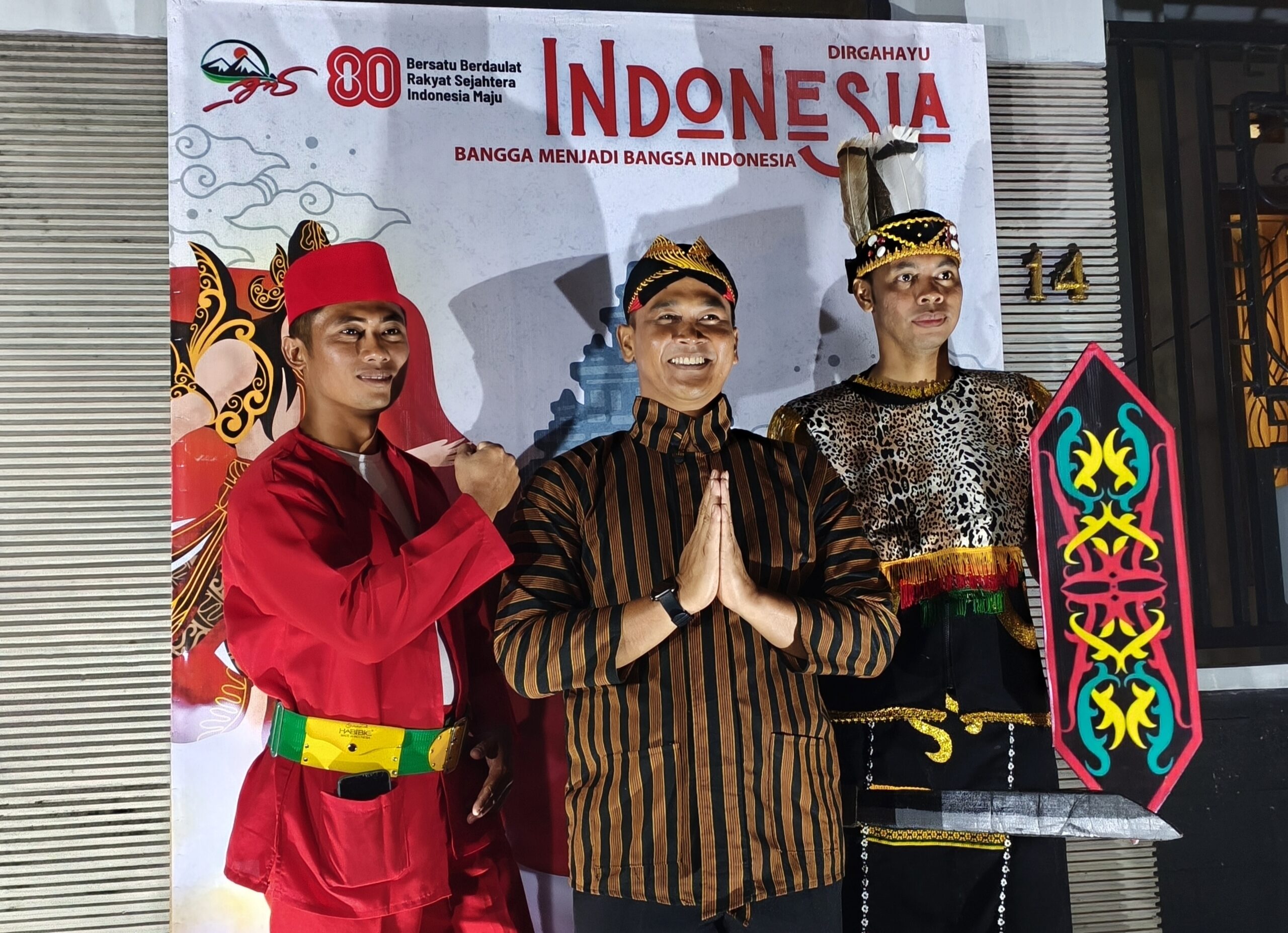 Warga Perumahan Griya Nieuw Singhasari (GNS), Kelurahan Candirenggo, Kecamatan Singosari, Kabupaten Malang menggelar malam tirakatan penuh makna dalam menyambut Hari Kemerdekaan Republik Indonesia ke-80 pada Sabtu malam (16/08/2025).