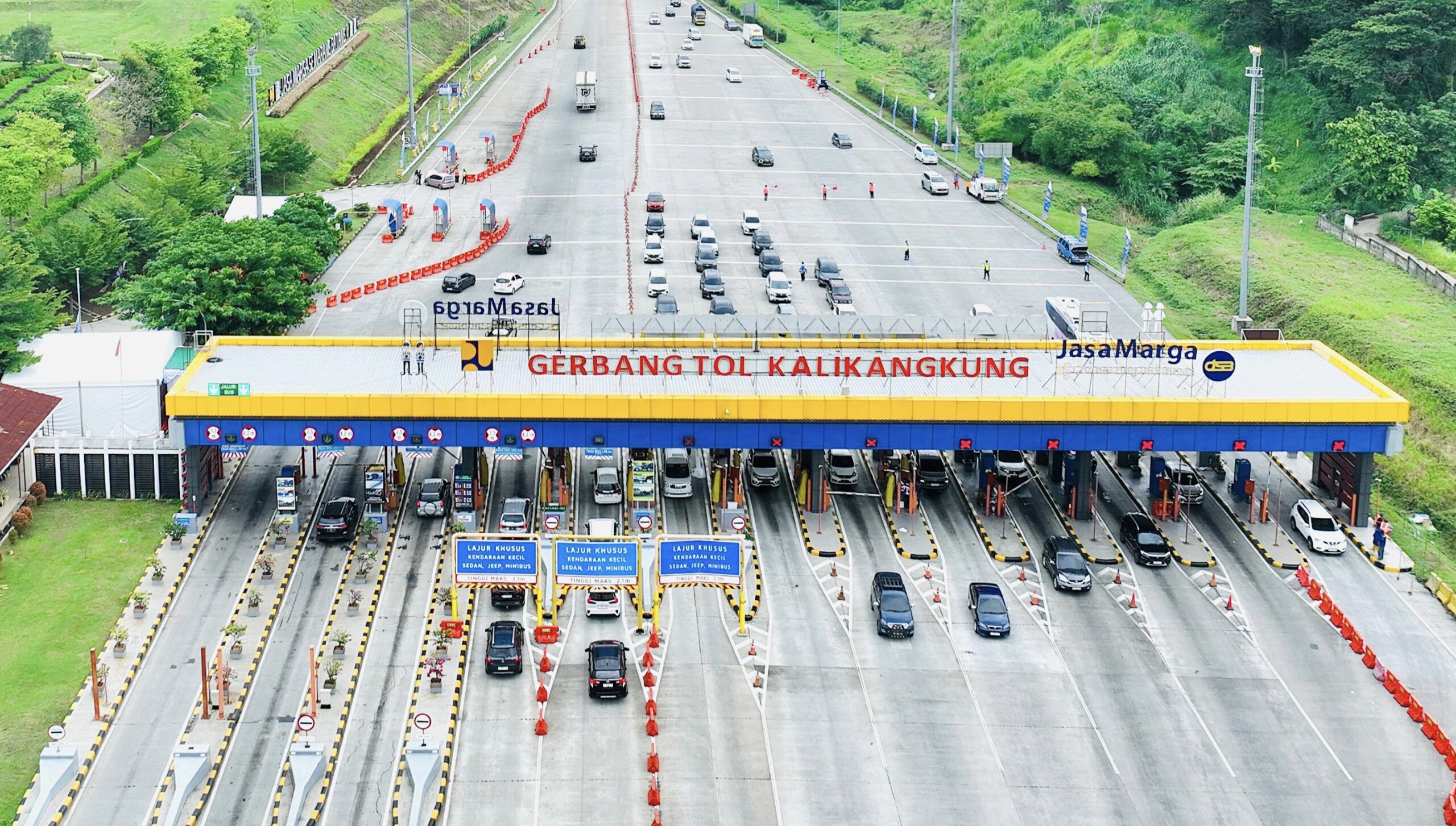 Menjelang libur panjang Hari Kemerdekaan Republik Indonesia ke-80, PT Jasa Marga Transjawa Tol (JTT) mencatat lonjakan arus lalu lintas di sejumlah gerbang tol utama.