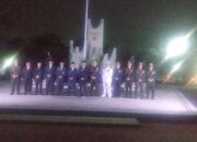 Malam Renungan Suci di TMP Suropati, 300 Personel Gabungan Hormat untuk 2.712 Pahlawan Bangsa