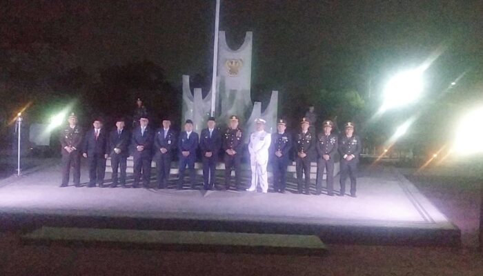 Malam Renungan Suci di TMP Suropati, 300 Personel Gabungan Hormat untuk 2.712 Pahlawan Bangsa