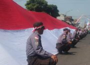 Momen Khidmat, Warga Malang Saksikan Pengibaran Bendera Merah Putih 3 x 80 Meter