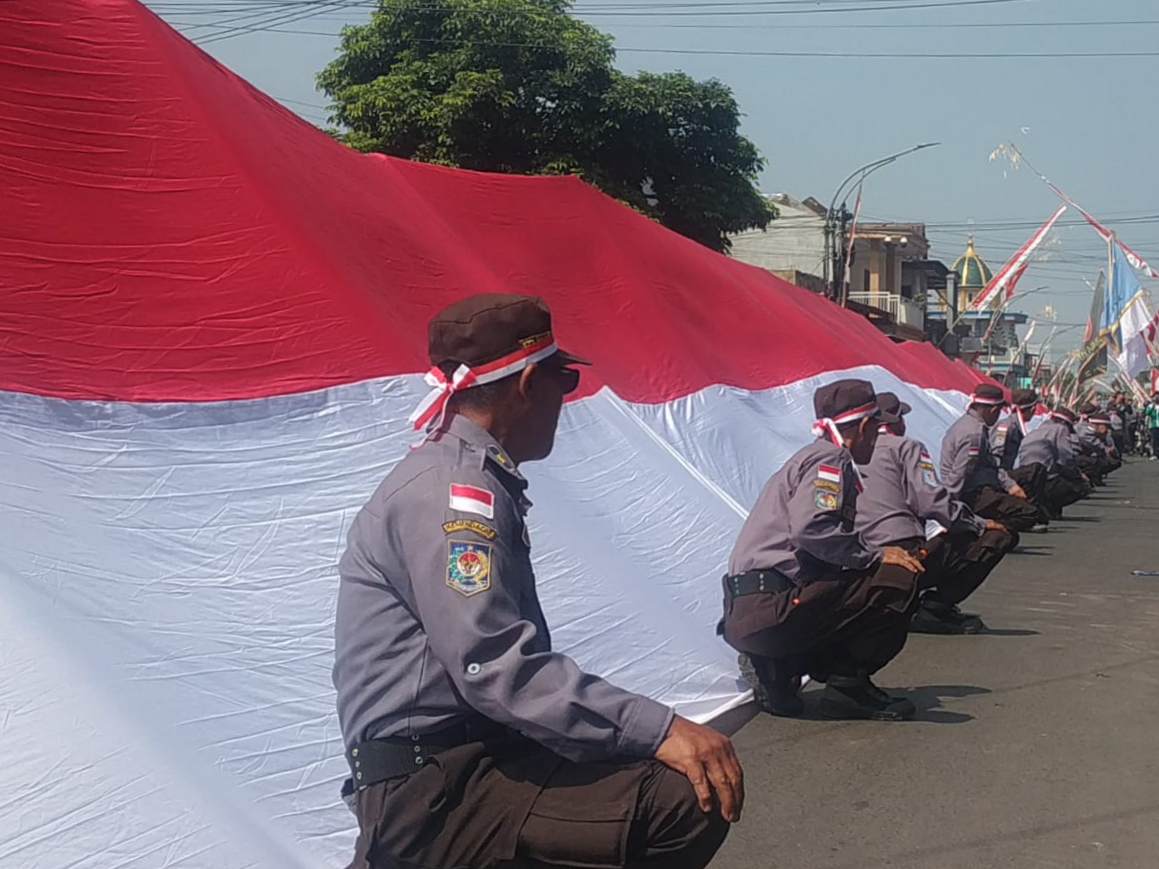 Momen Khidmat, Warga Malang Saksikan Pengibaran Bendera Merah Putih 3 x 80 Meter