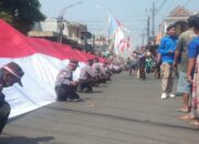 Linmas Bumiayu Kota Malang Kibarkan Bendera Merah Putih Terpanjang