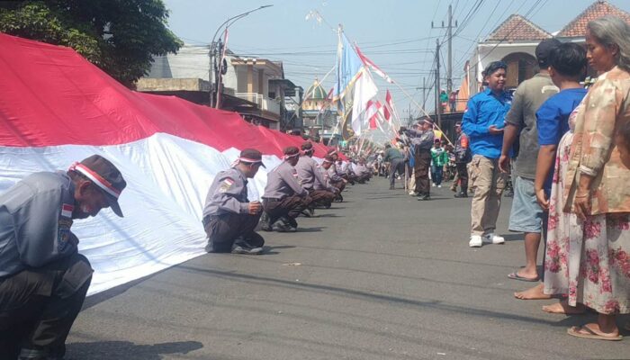 Linmas Bumiayu Kota Malang Kibarkan Bendera Merah Putih Terpanjang