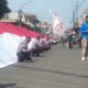 Linmas Bumiayu Kota Malang Kibarkan Bendera Merah Putih Terpanjang