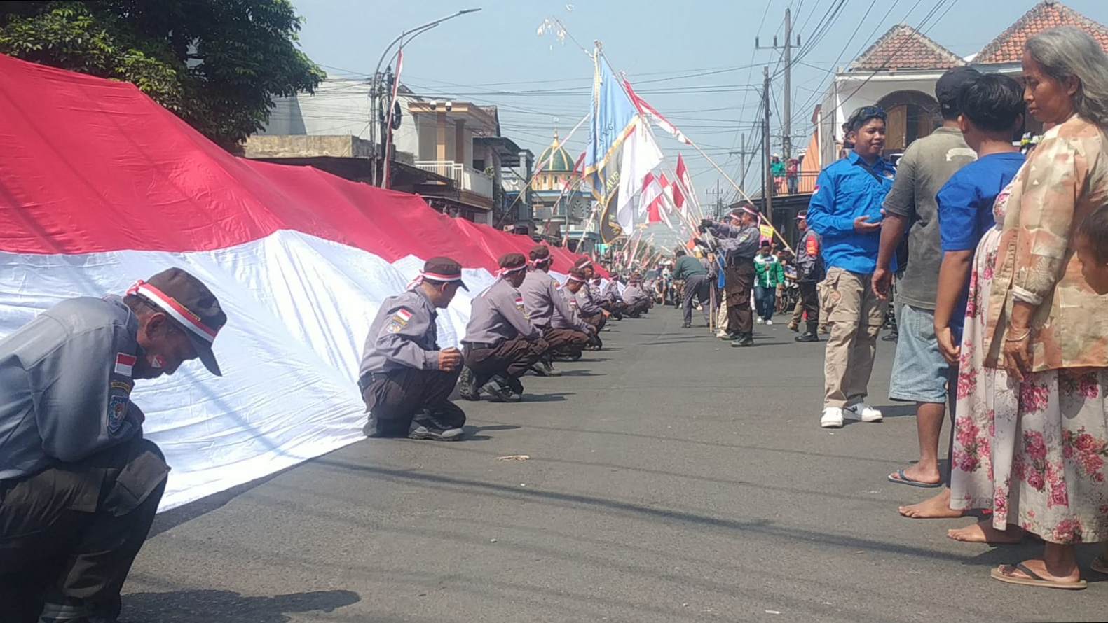Linmas Bumiayu Kota Malang Kibarkan Bendera Merah Putih Terpanjang