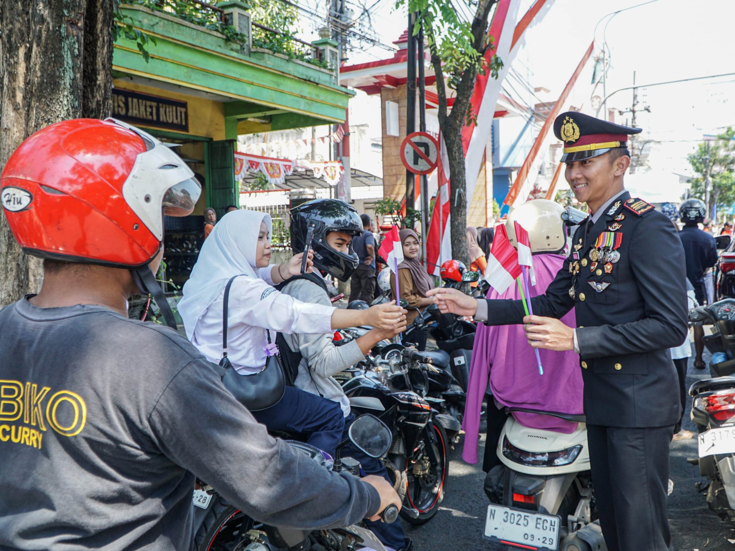 Polisi Dekat dengan Rakyat, Bendera Merah Putih Warnai Jalanan Malang