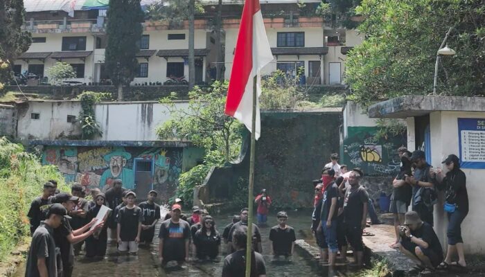 Unik! Peringatan HUT ke-80 RI di Batu Digelar Sambil Berendam di Mata Air