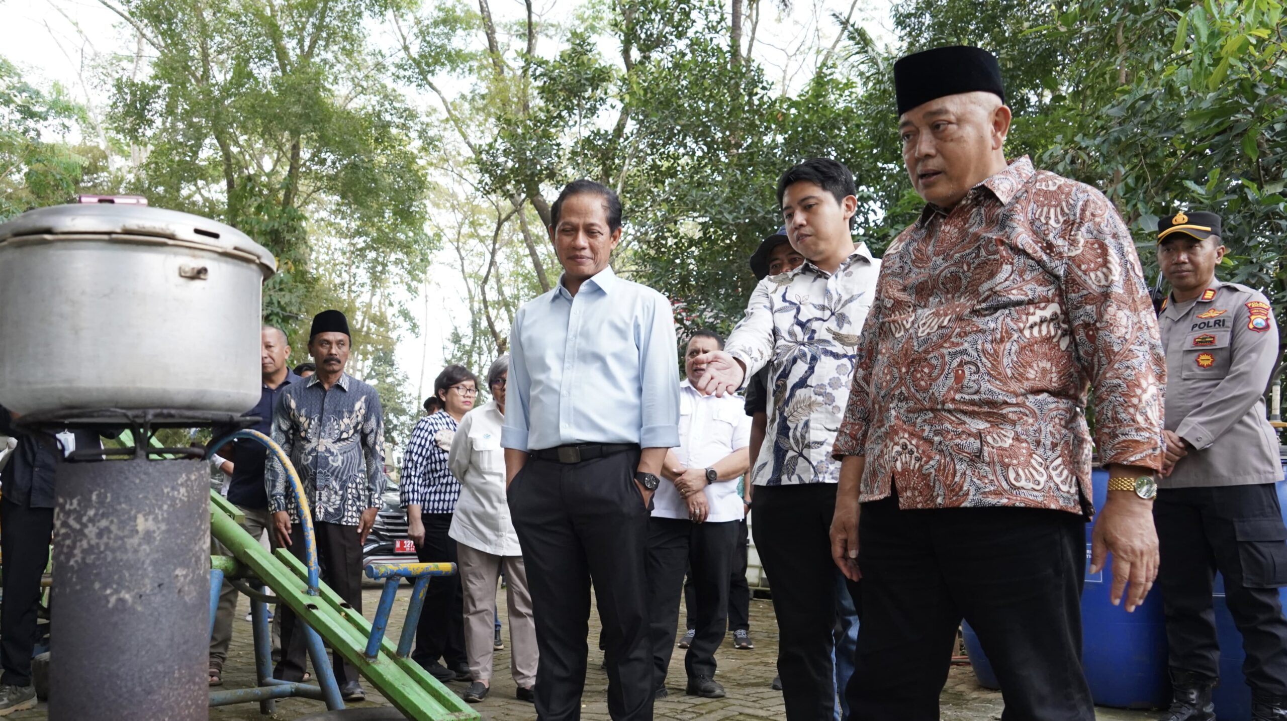Bupati Malang, Drs. H. M. Sanusi, M.M., mendampingi Menteri Lingkungan Hidup sekaligus Kepala Badan Pengendalian Lingkungan Hidup Republik Indonesia, Dr. Hanif Faisol Nurofiq, saat berkunjung ke Tempat Pembuangan Akhir (TPA) Talangagung, Kecamatan Kepanjen, Kabupaten Malang, Senin (18/8) sore.