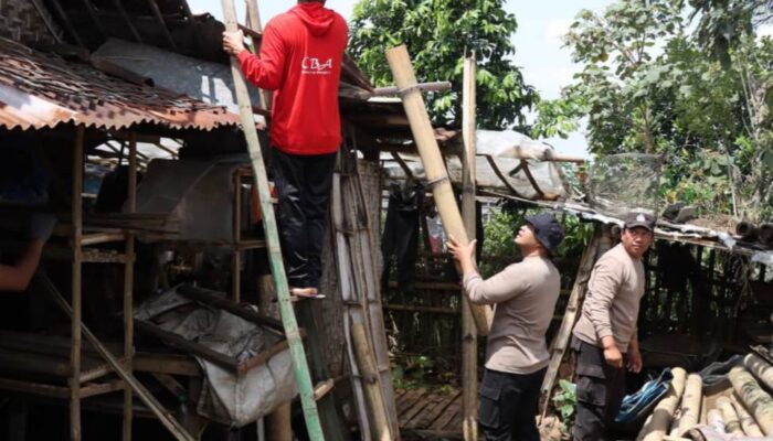 Polres Malang Ringankan Beban Warga Karangploso Terdampak Puting Beliung