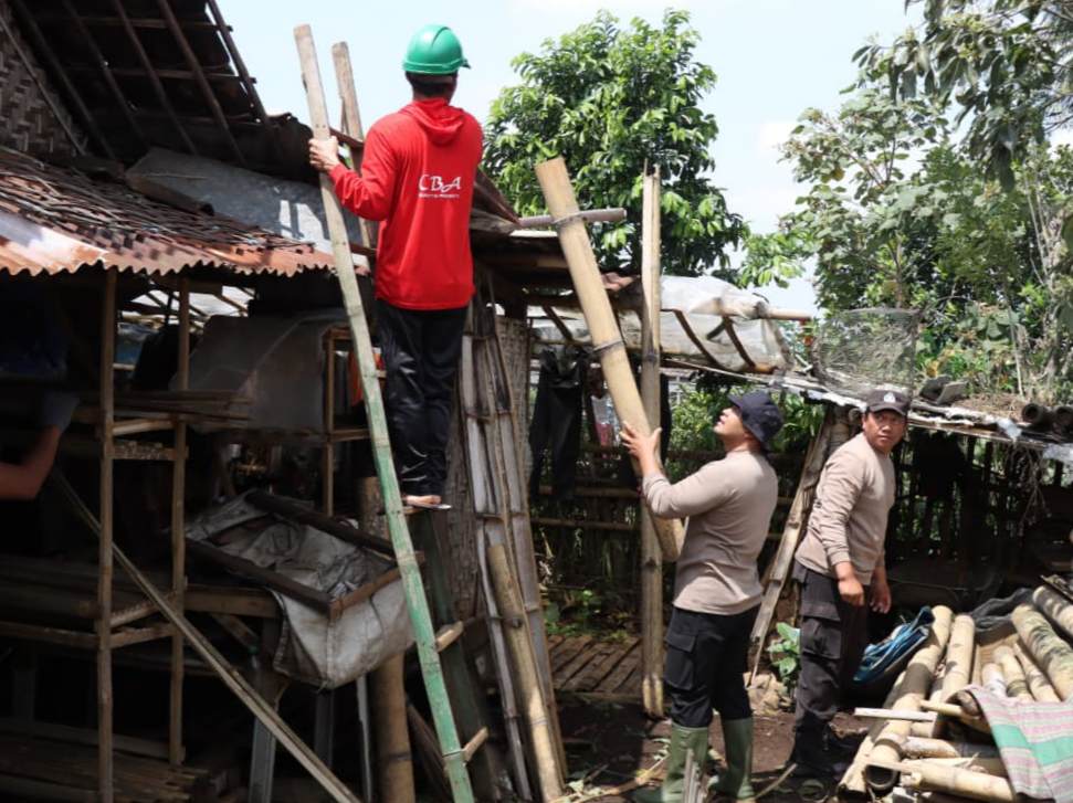Polres Malang Ringankan Beban Warga Karangploso Terdampak Puting Beliung