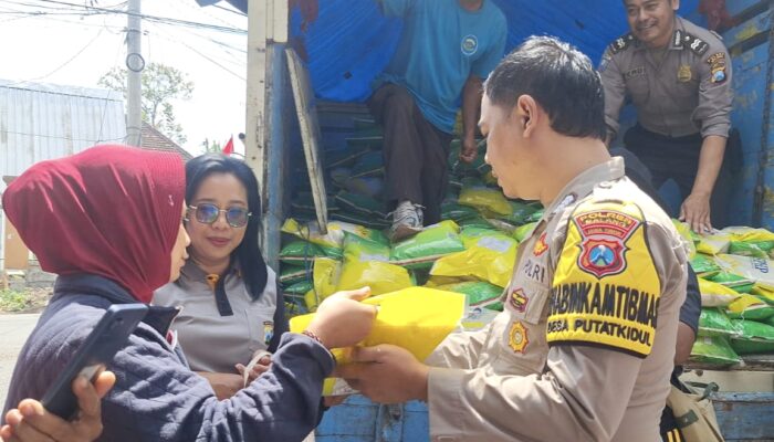 Warga Antusias Serbu Beras Bersubsidi dari Polres Malang di Hari Juang Polri