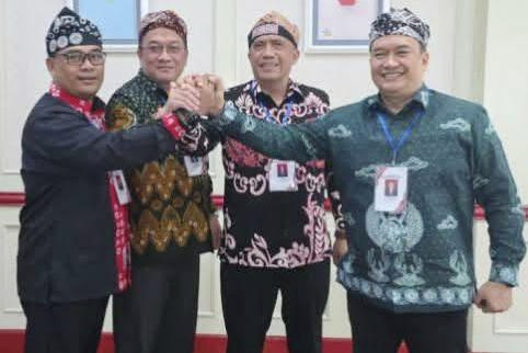 Suasana sidang paripurna DPRD Kabupaten Malang, mendadak ramai dengan kabar mengejutkan. Kepala Dinas Tanaman Pangan, Hortikultura dan Perkebunan (DTPHP) Kabupaten Malang, Avicenna M Sani Putra, dipastikan gagal melaju ke tiga besar Seleksi Terbuka (Selter) calon Sekretaris Daerah (Sekda).