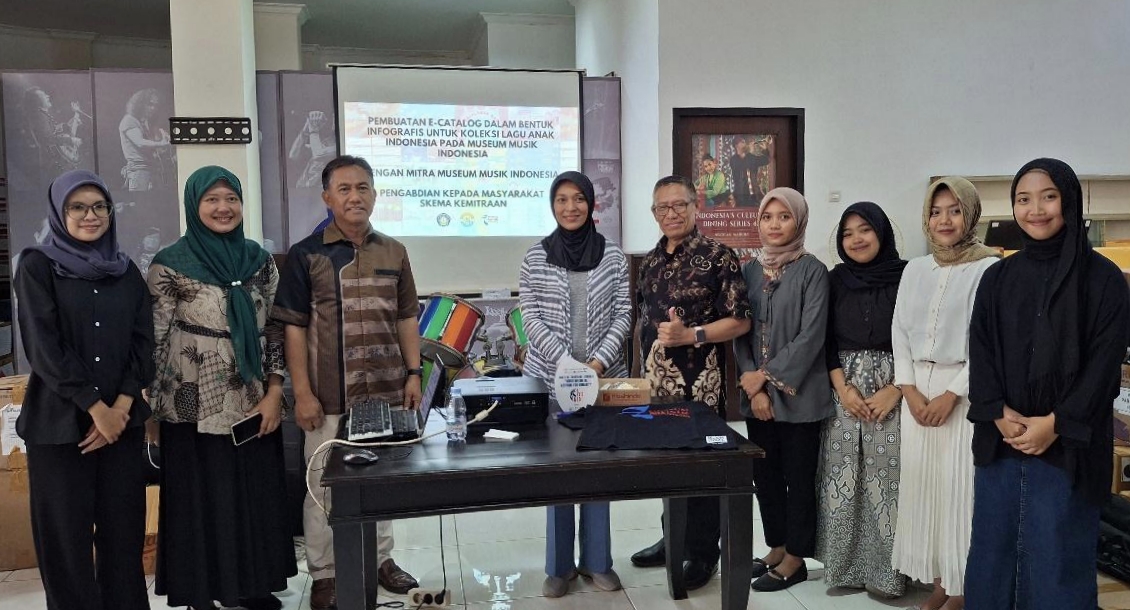 Politeknik Negeri Malang (Polinema) terus menunjukkan komitmennya dalam memberikan kontribusi nyata kepada masyarakat. Melalui program Pengabdian kepada Masyarakat (PKM), Polinema berkolaborasi dengan Museum Musik Indonesia (MMI) Malang dalam menghadirkan inovasi penyajian informasi koleksi lagu anak Indonesia dalam bentuk infografis, Jumat (15/08/2025).