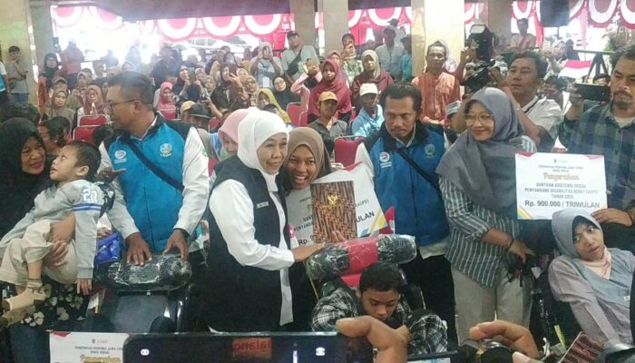 Pemprov Jatim Salurkan Bansos Rp 18,7 M untuk Kabupaten Malang, Khofifah Tekankan Pemberdayaan Ekonomi Warga