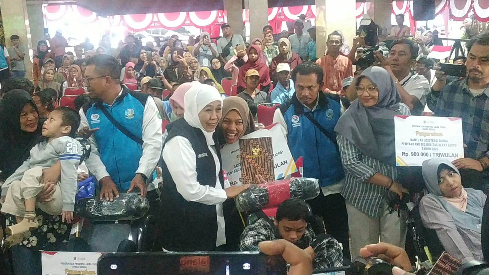 Pemprov Jatim Salurkan Bansos Rp 18,7 M untuk Kabupaten Malang, Khofifah Tekankan Pemberdayaan Ekonomi Warga