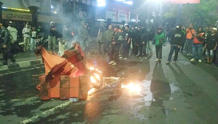 Aksi Massa Ricuh di Mapolresta Malang Kota, PMII Bakar Water Barrier, Driver Ojol Tuntut Kapolri Mundur