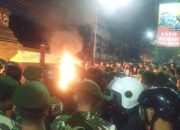 Aksi Ribuan Massa Ojol dan PMII Malang Memanas, Api Membakar Depan Pintu Masuk Polresta