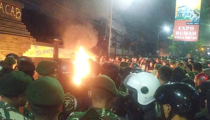 Aksi Ribuan Massa Ojol dan PMII Malang Memanas, Api Membakar Depan Pintu Masuk Polresta