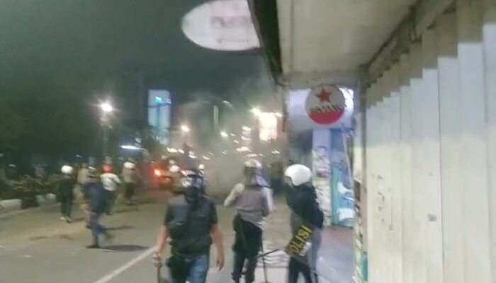 Hingga Dini Hari, Massa Aksi di Malang Belum Bubar Meski Dipukul Mundur Aparat