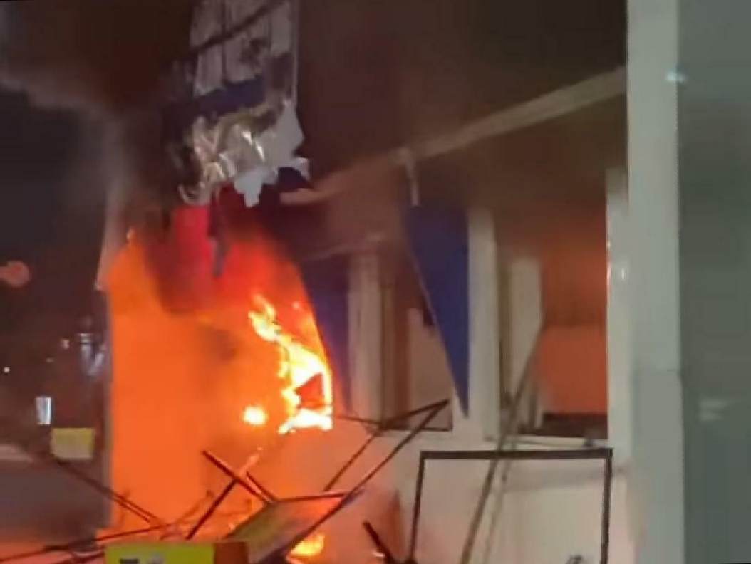 Pos Polisi di Alun-Alun Merdeka Dibakar Massa Saat Ricuh Aksi Demonstrasi di Kota Malang