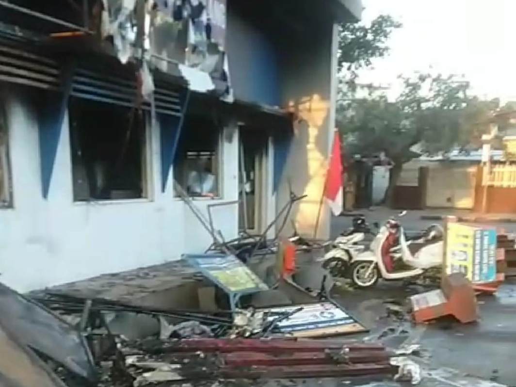 Kondisi Terkini Pos Polisi Alun-Alun Merdeka Usai Dibakar Massa