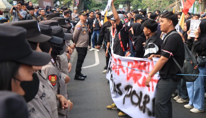 Polwan Jadi Garda Humanis, Redam Suasana Aksi Mahasiswa di Mapolres Malang