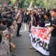 Polwan Jadi Garda Humanis, Redam Suasana Aksi Mahasiswa di Mapolres Malang