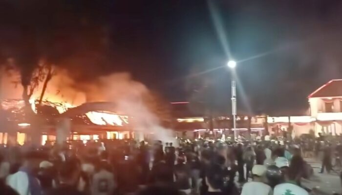 Gedung Negara Grahadi Surabaya Dibakar Massa