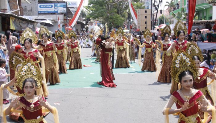 Karnaval Mojolangu Meriahkan HUT ke-80 RI, Lurah Sampaikan Permohonan Maaf atas Kemacetan