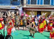 RW 01 Ambil Bagian Meriahkan Kirab Budaya Nusantara Kelurahan Mojolangu dengan Nuansa Dayak