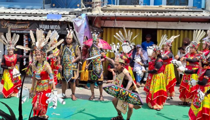 RW 01 Ambil Bagian Meriahkan Kirab Budaya Nusantara Kelurahan Mojolangu dengan Nuansa Dayak