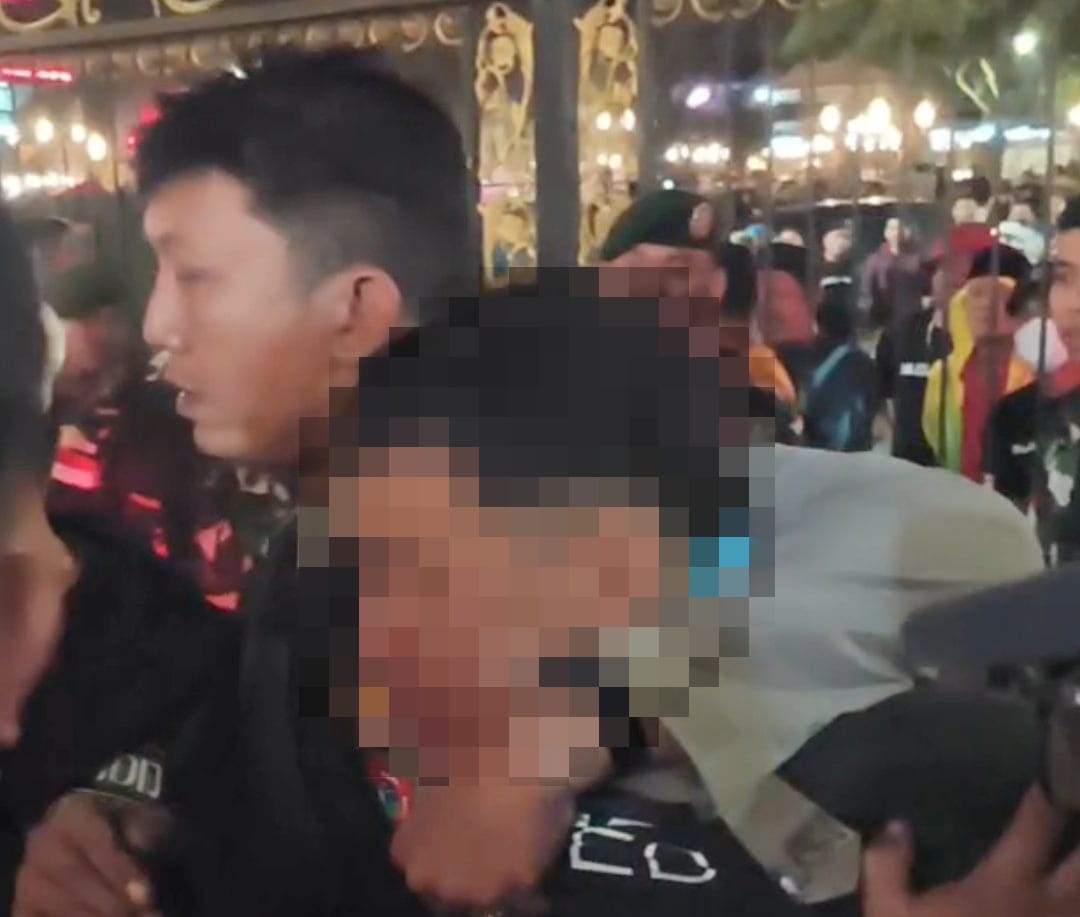 Seorang pemuda asal Karangploso, Kabupaten Malang, ditangkap warga usai kedapatan membawa bom molotov di sekitar Balaikota dan Gedung DPRD, Senin (1/9/2025) malam.