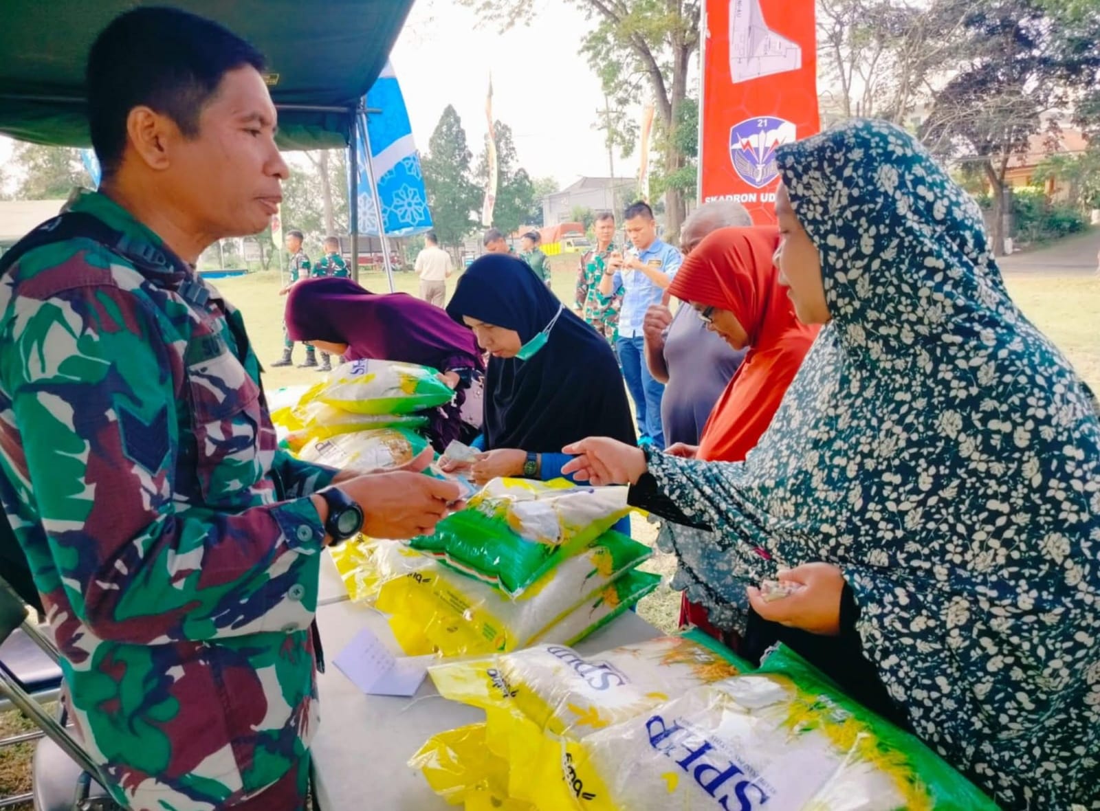 Lanud Abd Saleh Salurkan 4 Ton Beras Murah pada Hari Kedua Gerakan Pangan Murah Serentak