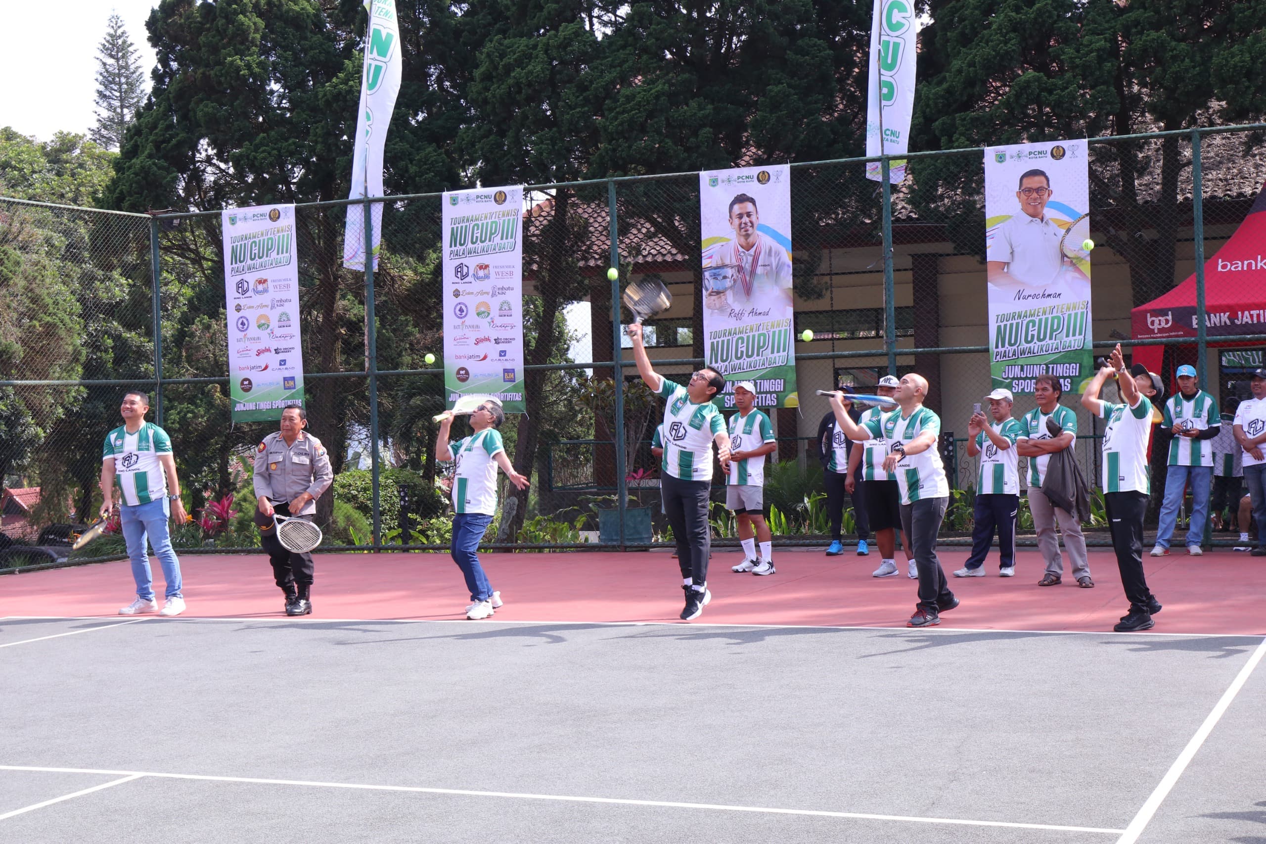 Ajang olahraga tenis di Kota Batu kian menunjukkan daya tariknya. Turnamen NU CUP III Batu Open 2025 yang digelar di Lapangan Tenis Kusuma Agro Wisata pada Sabtu (6/9/2025) sukses mencatat lonjakan peserta hingga 126 orang, meningkat dua kali lipat dibanding tahun sebelumnya.