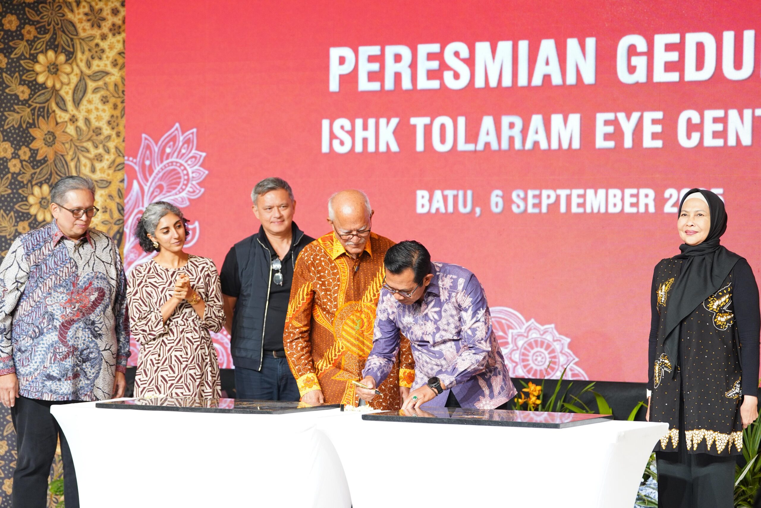 Kota Batu terus memperkuat layanan kesehatan masyarakat melalui kerja sama dengan pihak swasta. Hal ini dibuktikan dengan diresmikannya Gedung ISHK Tolaram Eye Centre pada Sabtu (6/9), hasil kemitraan Pemerintah Kota Batu bersama Tolaram Group.