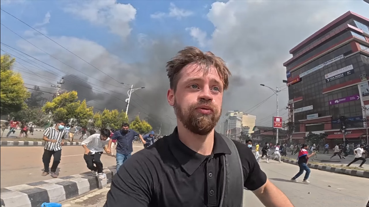 Seorang Youtuber asal Inggris mendadak menjadi sorotan setelah tanpa sengaja terjebak dalam kerusuhan besar di Kathmandu, Nepal.