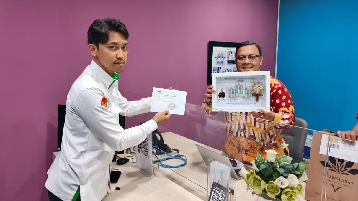 Kepala Biro Humas dan Komunikasi Publik Kementerian Agama, Thobib Al Asyhar, memberikan contoh nyata integritas dengan melaporkan penerimaan gratifikasi berupa kepingan logam mulia ke Komisi Pemberantasan Korupsi (KPK).