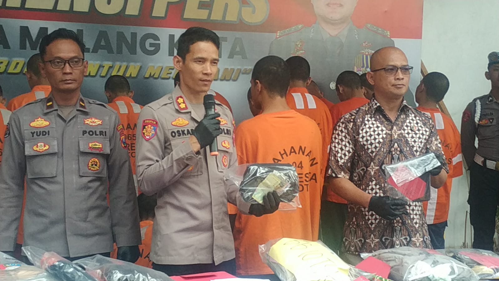 Polisi Gagalkan Aksi Pelemparan Bom Molotov ke Gedung DPRD Kota Malang