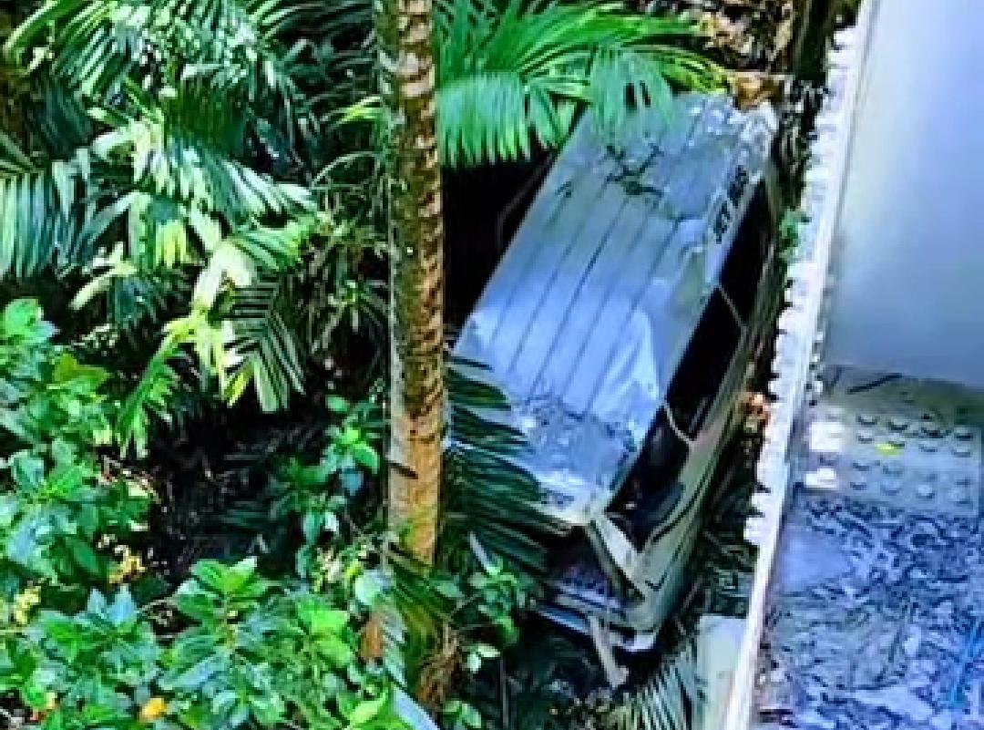 Hendak Hadiri Acara Lamaran, Minibus Rombongan Keluarga Terjun ke Sungai di Malang