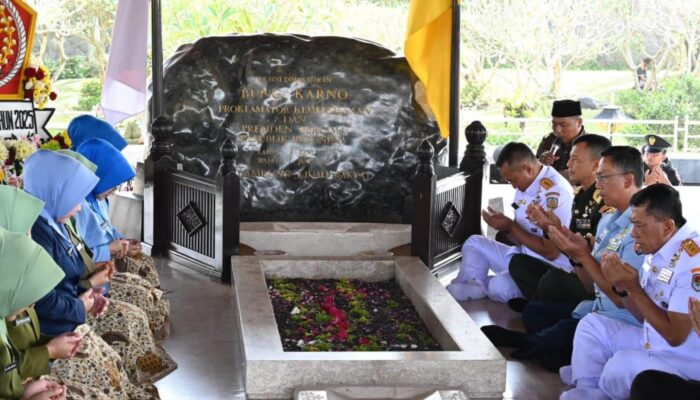 Danlanud Abd Saleh Ikuti Ziarah Rombongan HUT ke-80 TNI di Makam Bung Karno