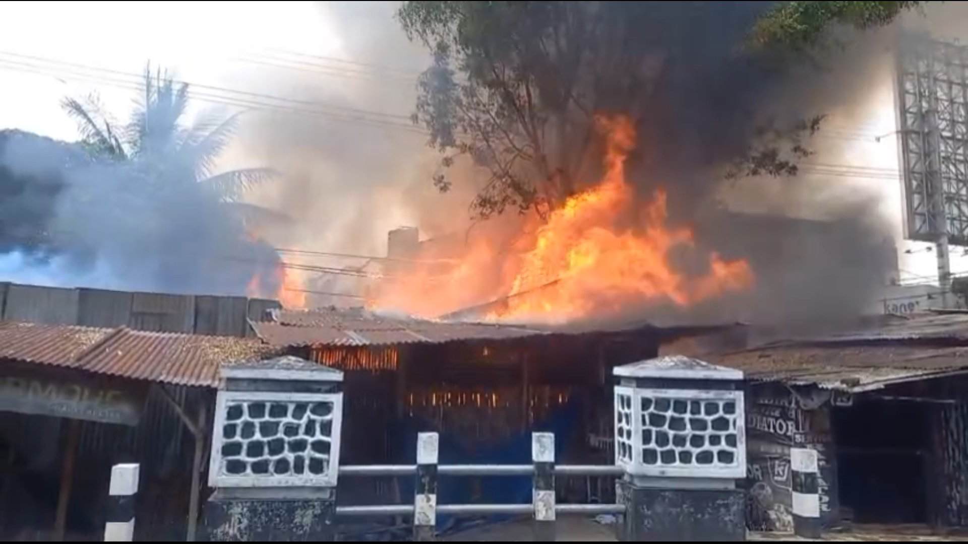 Bangunan Tempat Usaha Semi Permanen di Mojolangu Malang Ludes Dilalap Api